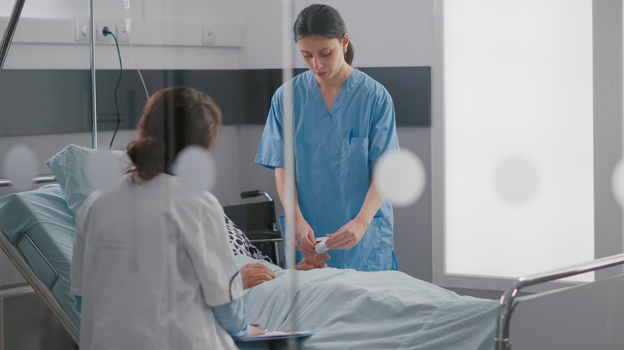 sanitarios atendiendo a paciente